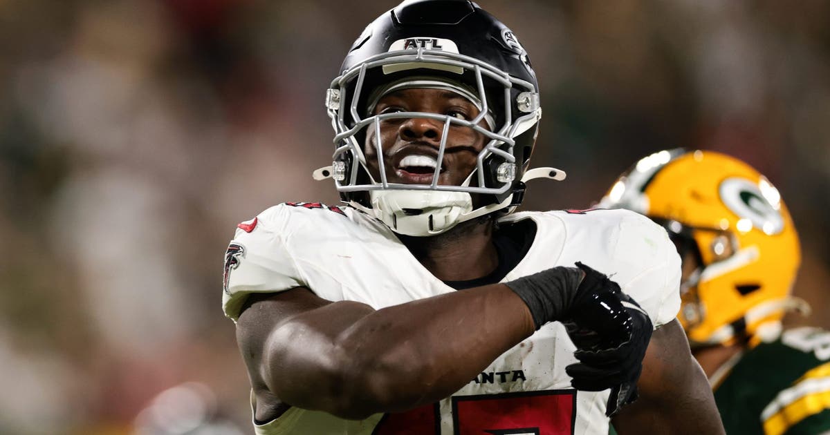 Brian Robinson Jr. celebrates his third-quarter touchdown, which extended Atlanta’s lead to 24–7.
