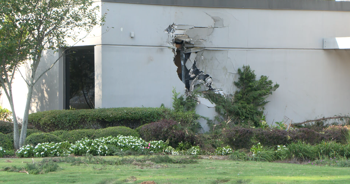 Car crashes into building in Cobb County