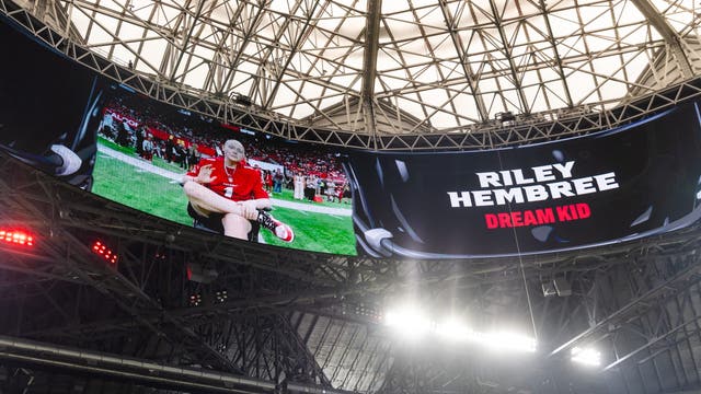 Atlanta Falcons honor 17-year-old cancer patient during game
