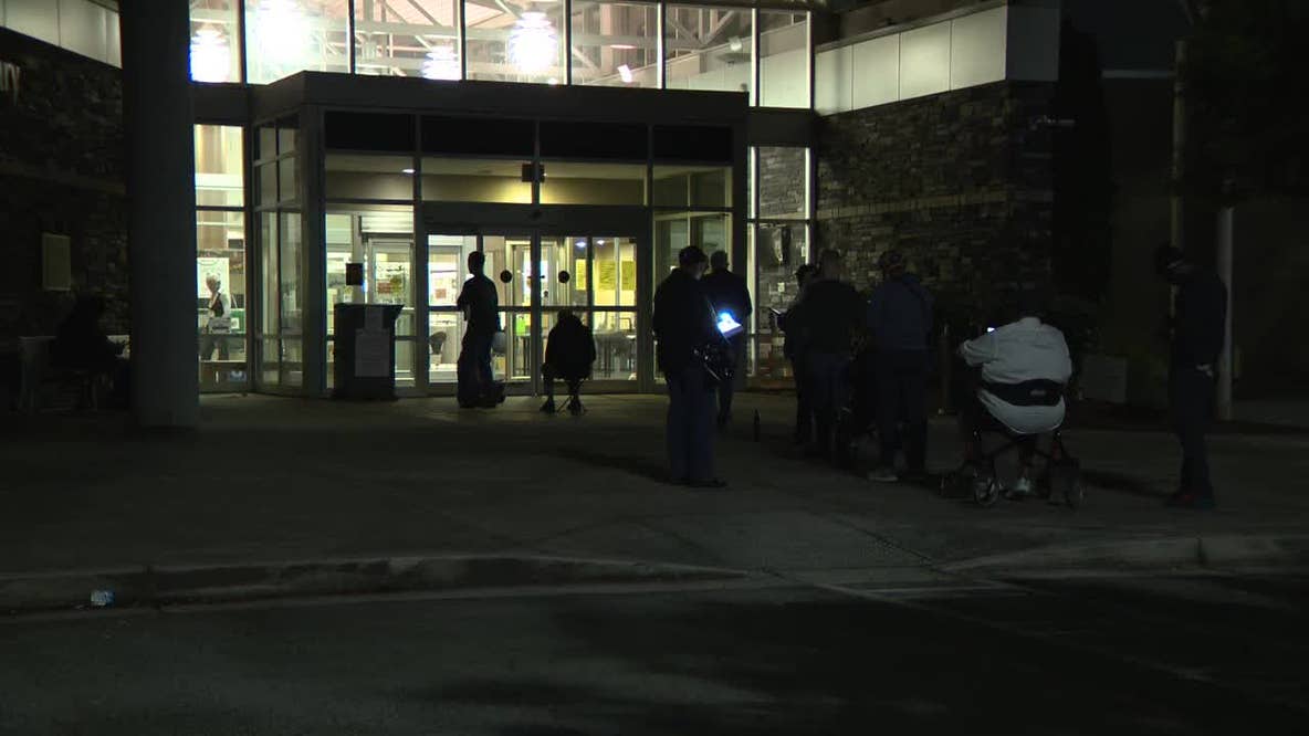 Voters line up in Tucker as Georgia early voting begins