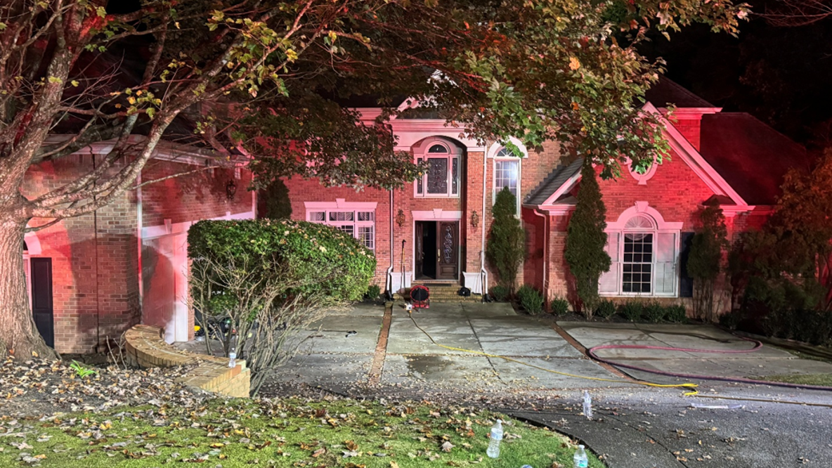 Residents escape late-night house fire in Roswell, officials say
