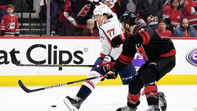 Capitals' T.J. Oshie out of playoffs with broken clavicle