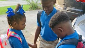 First day of school photo of siblings praying goes viral: 'We pray for everyone'