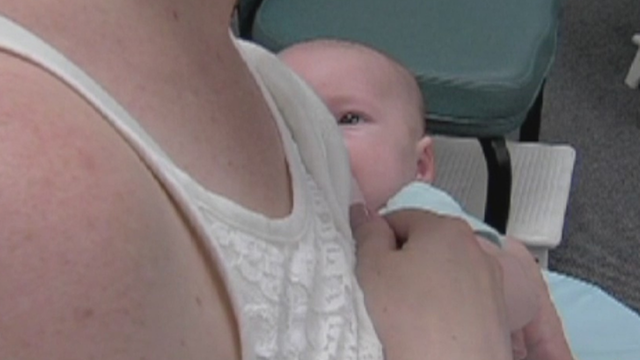 Moms feel pressure from work to stop breastfeeding, study says