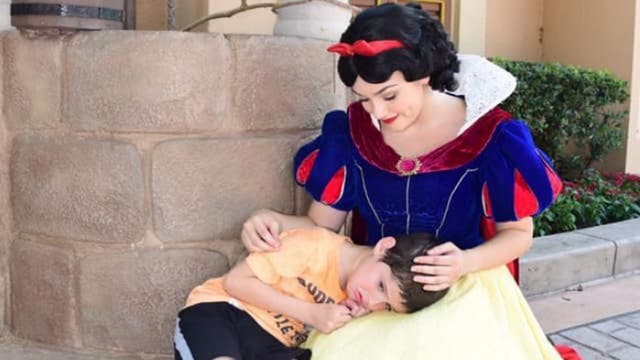 Snow White shares heartwarming moment with special needs child at Disney World
