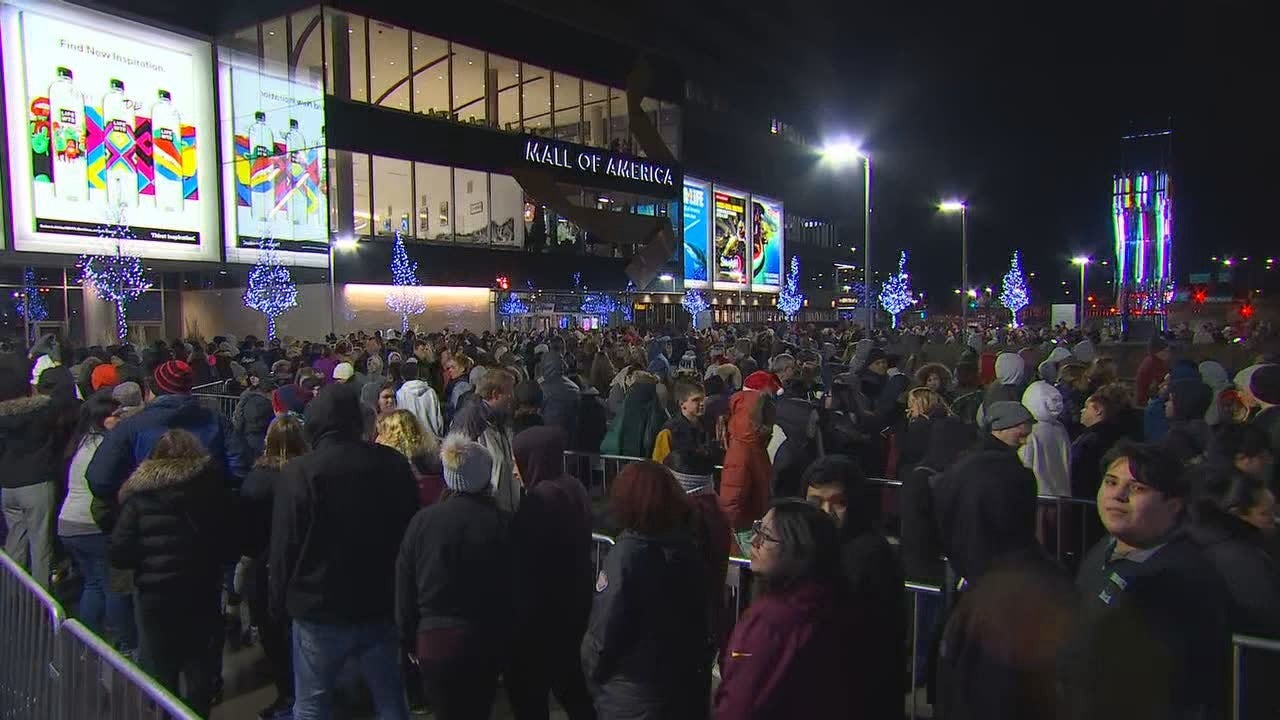 3,000 shoppers line up at Mall of America for Black Friday