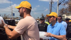 Tim Tebow brings meals, smiles to Irma victims