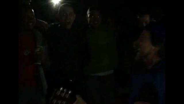 WATCH: Eddie Vedder jams out with Cubs