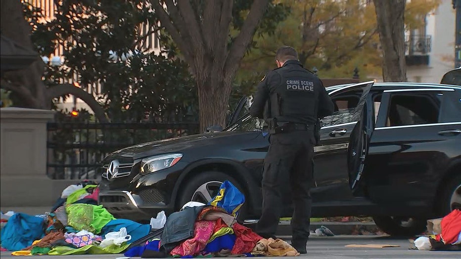 Secret Service agents could be seen searching through a black Mercedes-Benz SUV outside the White House on Nov. 21, 2019.