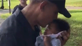 Obama gives sweet baby a kiss at Hawaii golf course