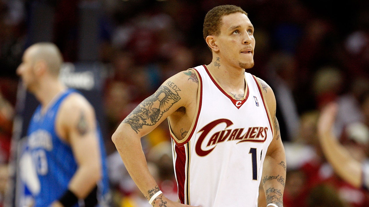 Delonte West: Maryland police officer suspended after video of ex