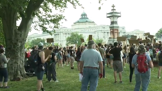 VIDEO: Officer kneels in solidarity with protesters at US Capitol
