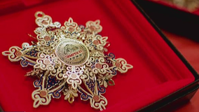 Volunteers make ornaments to thank veterans during the holiday season