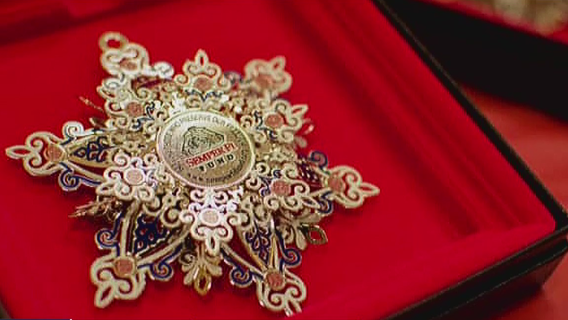 Volunteers make ornaments to thank veterans during the holiday season