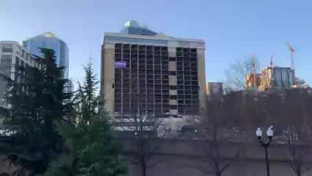 Watch Rosslyn's old Holiday Inn implode