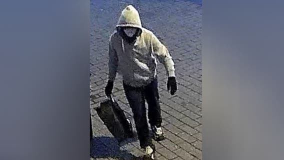 FBI warns pipe bomb suspect still at large after Capitol riot