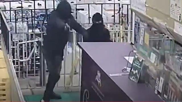Video: DC police looking for ‘persons of interest’ in Southeast armed robbery