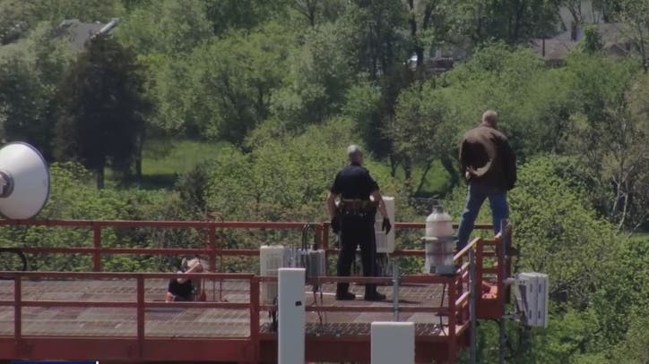 Heart-stopping images show Culpeper County police stopping man from jumping off cell phone tower - Vimarsana News