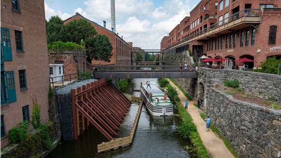 Canal boat making its way to Georgetown