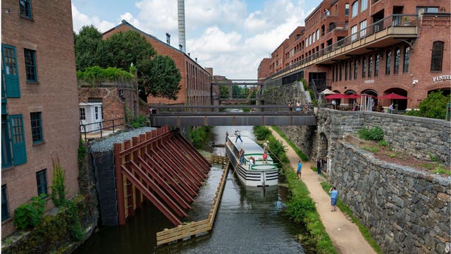 Canal boat making its way to Georgetown