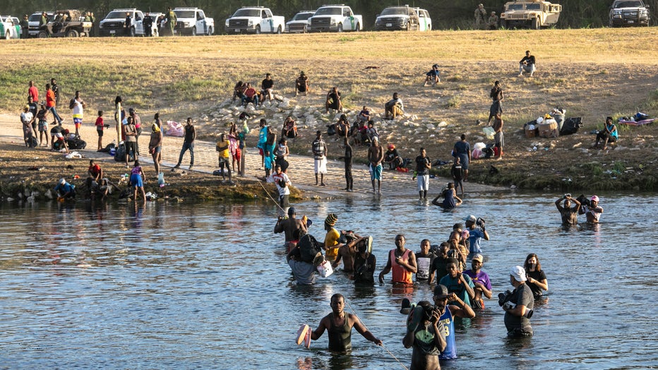 b1bbd9b2-Large Migration Surge Crosses Rio Grande