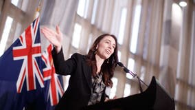 New Zealand prime minister keeps cool amid earthquake during news conference