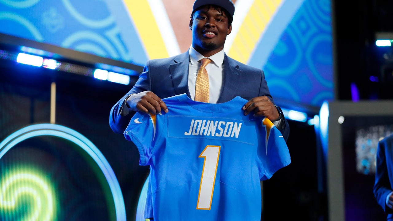 Chargers sign first-round pick guard Zion Johnson