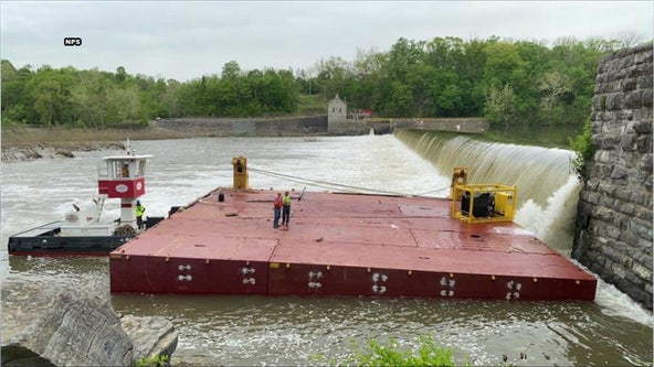 1 runaway barge pulled to shore; 1 still stuck in Potomac River