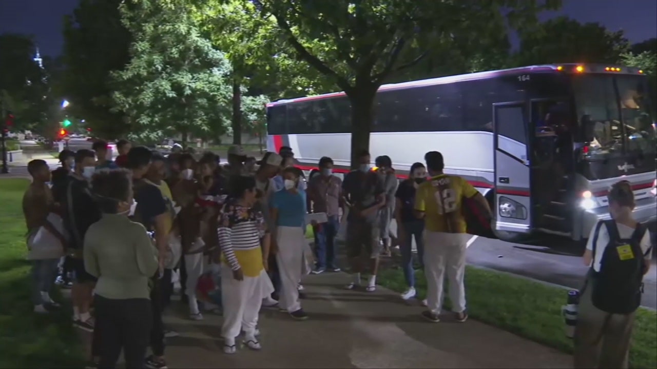 More buses of migrants arrive in DC from Texas