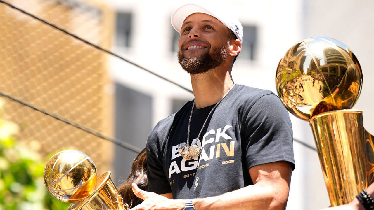 Davidson College retires NBA champ Stephen Curry's No. 30 jersey