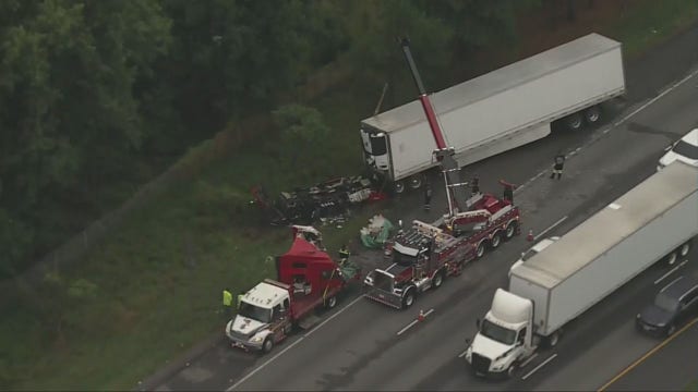 1 dead after tractor-trailer rear-ends another in Howard County: police