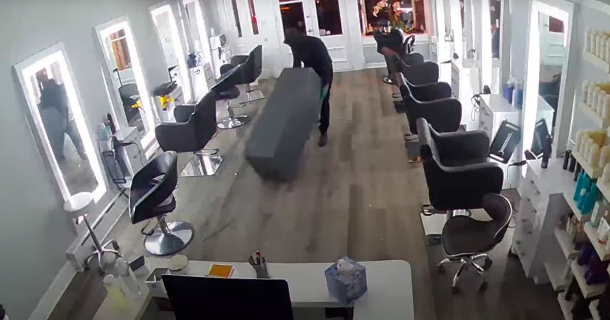 Georgetown robbery suspects caught on camera stealing ATM from salon ...