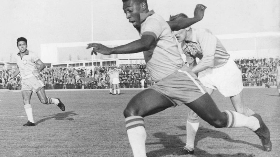 Pele-playing-soccer-archive.jpg