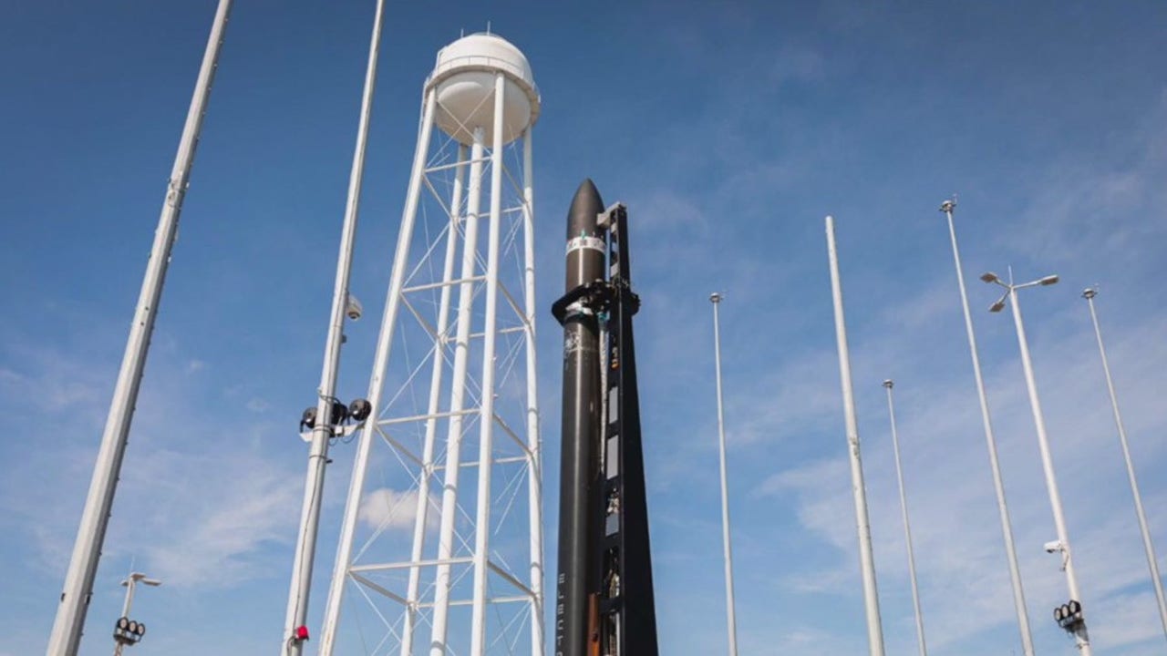 버지니아에 있는 NASA의 Wallops Flight Facility에서 RocketLab의 전자 로켓 발사를 지켜보십시오.