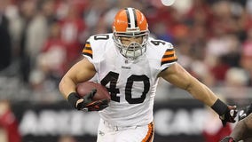Peyton Hillis gets visit from Hall of Fame running back in hospital: 'A recovering hero'