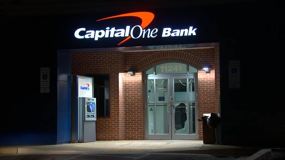 Suspects smash glass bank door in Wheaton but can’t get inside