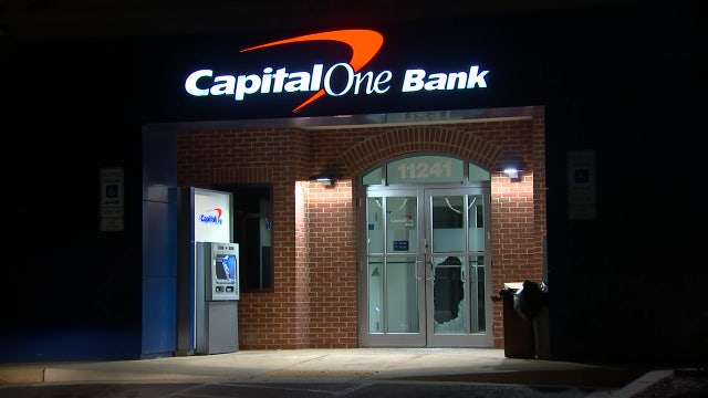 Suspects smash glass bank door in Wheaton but can’t get inside