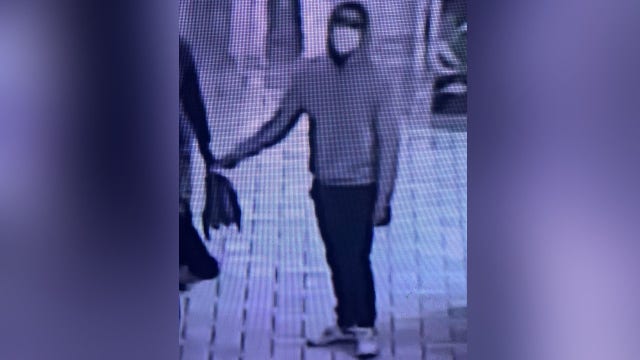 Smash-and-grab investigation at Tysons Corner Center after jewelry cases busted with hammer: police