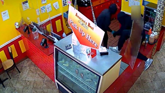 Video shows thieves robbing a wings spot in White Oak