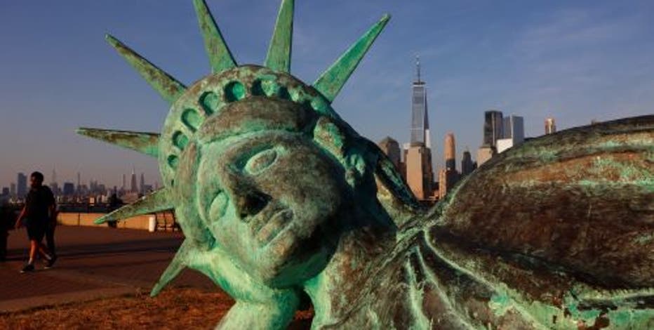 激レア　ドルガバ　Statue of Liberty tanktop 25-foot 'Reclining Liberty' statue coming to Museum of