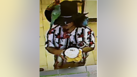 'Bird bandit': Suspect accompanied by 3 parrots robs man at knifepoint in Fairfax Co.