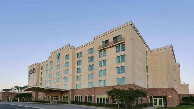 Woman robbed of jewelry at Ashburn Embassy Suites: police