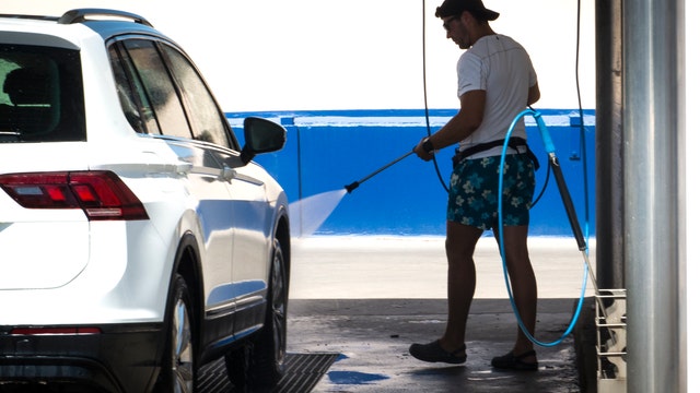 Free car washes offered to all teachers and faculty across the DMV