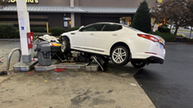 Suspect carjacks teen in Fairfax County, crashes car into gas station: police