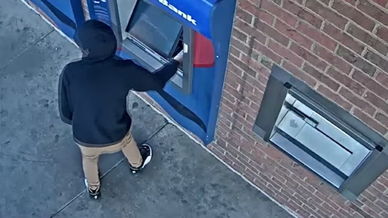 华盛顿特区：女子在ATM机上取款时被持枪抢劫