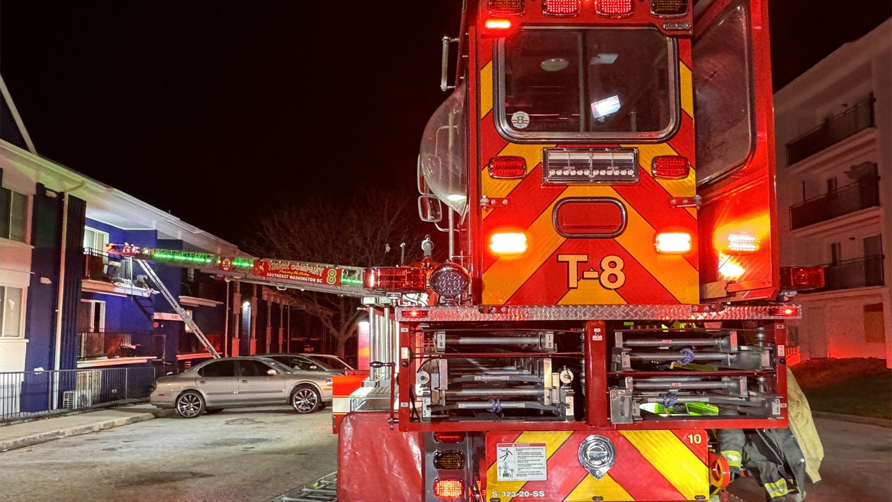 特区消防员在夜间大火中从阳台上救出居民；其中包括4名儿童