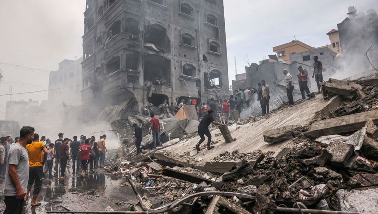 Palestinians-assess-damage.jpg