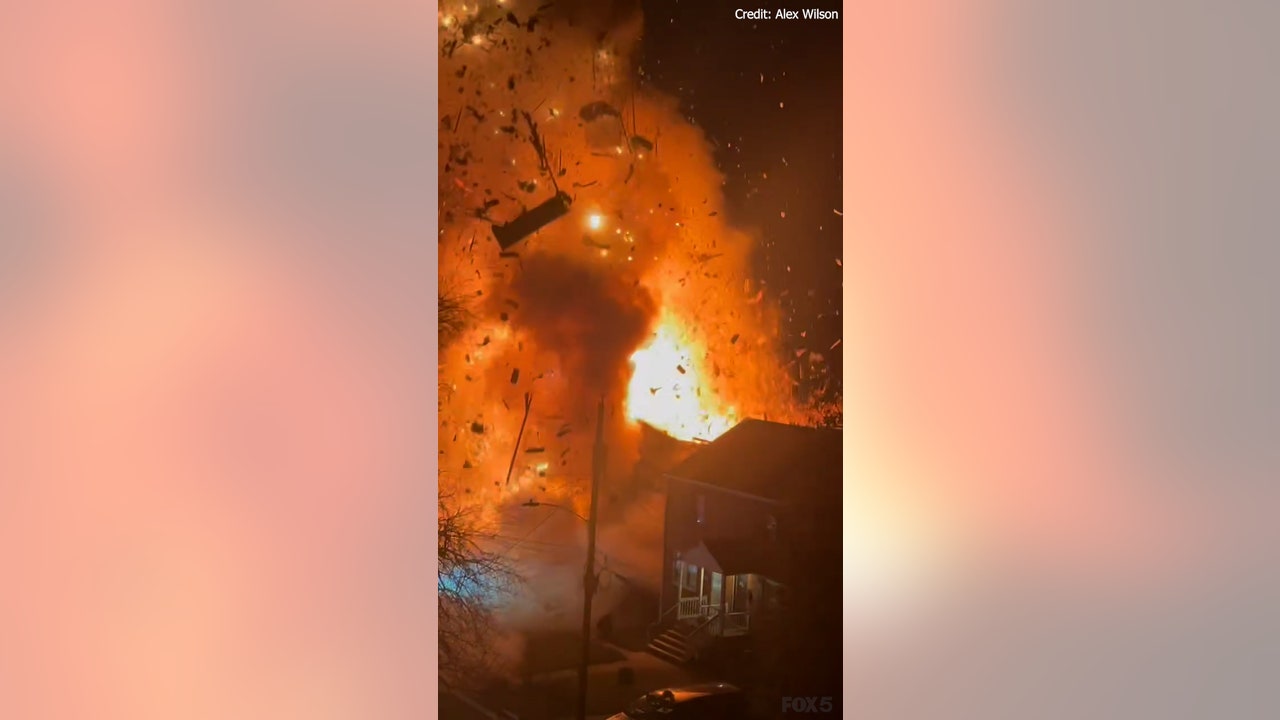 Home explosion rocks Arlington neighborhood after suspect fires flare gun during police search FOX 5 DC Home explosion rocks Arlington neighborhood after suspect fires flare gun during police search FOX 5 DC