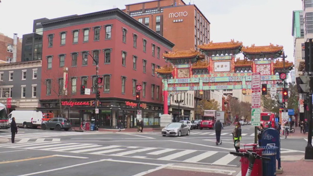 Suspect takes armed guard's gun during robbery at Walgreens in Chinatown, police say