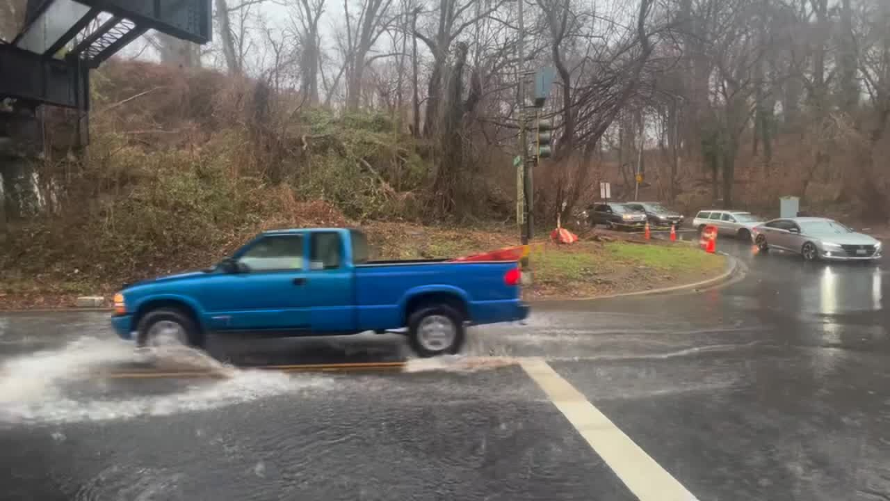 华盛顿特区、马里兰和弗吉尼亚的道路状况：洪水、倒木和停电导致交通混乱